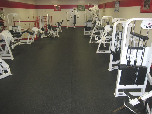 Rubber Rolled Gym Floor with gym equipment placed on it in a commercial gym