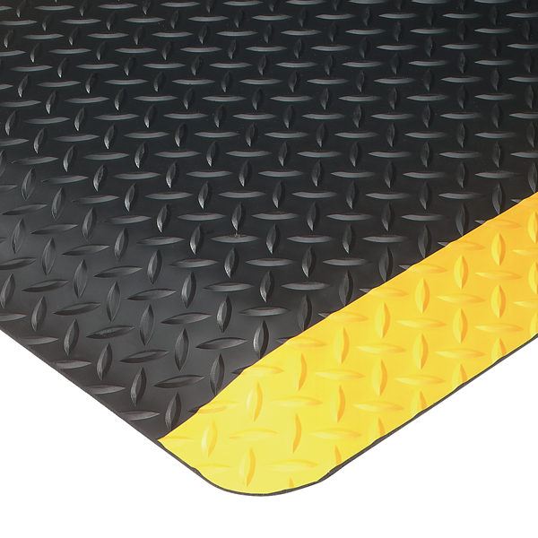 Close Up Corner View for Ultrasoft Diamondplate Anti Fatigue matting - Black with Solid Yellow Safety Borders